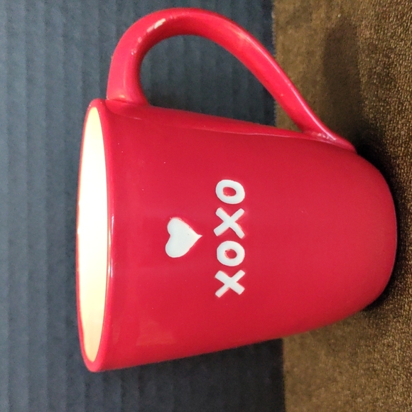 Hallmark heart "hugs & kisses" mug - Picture 2 of 15